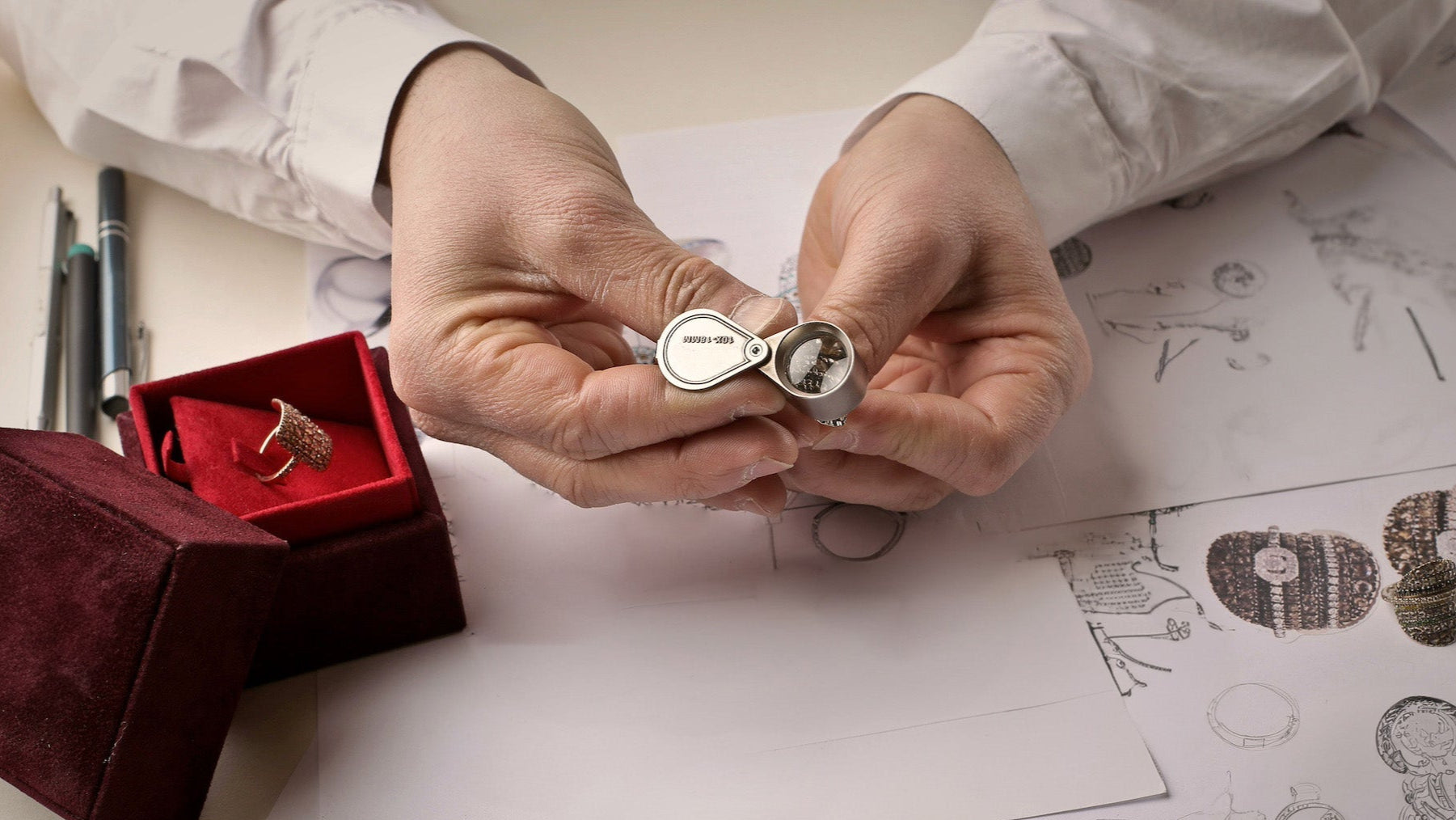 Expert en bijoux anciens examinant des bijoux précieux avec une loupe - Expertise gratuite Cannes Antibes Saint-Raphaël